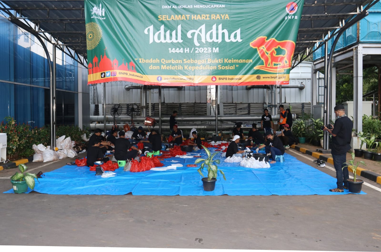Suasana pelaksanaan qurban Idul Adha di Lingkungan BNPB pada Jumat (30/6).